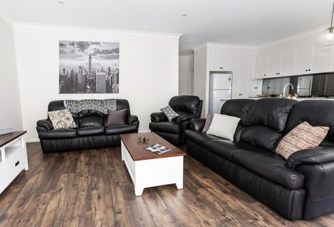 4 Bedroom Inner City Townhouse - SLEEPS 9 !! - Accommodation Great Ocean Road 0