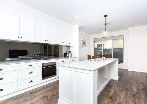 4 Bedroom Inner City Townhouse - SLEEPS 9 !! - Accommodation Great Ocean Road 1