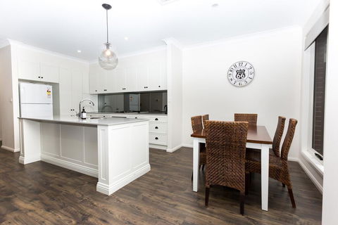 4 Bedroom Inner City Townhouse - SLEEPS 9 !! - Accommodation Great Ocean Road 3