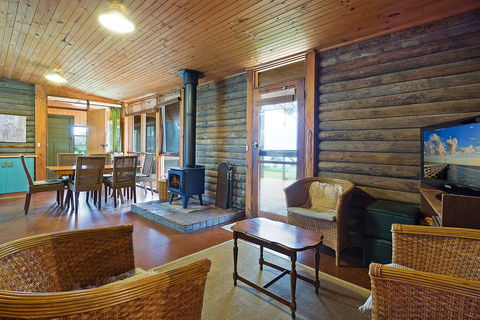 98 Ocean Parade - Rustic Log Cabin - Accommodation Great Ocean Road 2