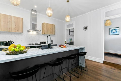 EDW19 - Stylish 2-Bed, 2-Bath Townhose In Drummoyne - Accommodation Great Ocean Road 0