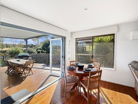 Fab 3-Bed Stay With Great Outdoors & Water Views - Accommodation Great Ocean Road 4