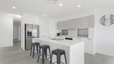 FLOATING ON THE CANALS - 80 COMMODORE CRES - Accommodation Great Ocean Road 3