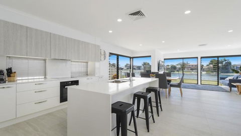FLOATING ON THE CANALS - 80 COMMODORE CRES - Accommodation Great Ocean Road 4