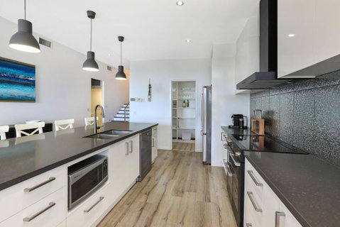 GEORGE8- THE ULTIMATE, FAMILY BEACH HOUSE! - Accommodation Great Ocean Road 4