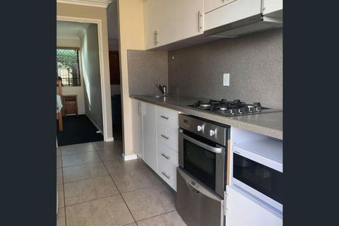 Fully Furnished Modern Unit In Centre Of City - Accommodation Great Ocean Road 4