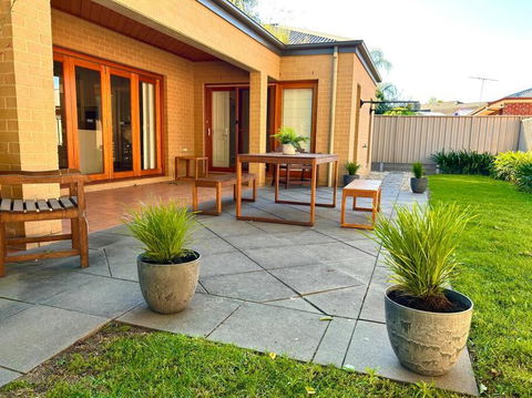 Grand Retreat In Peaceful Street - Accommodation Great Ocean Road 1