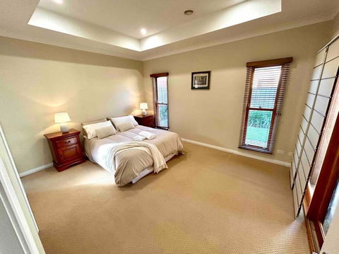 Grand Retreat In Peaceful Street - Accommodation Great Ocean Road 3