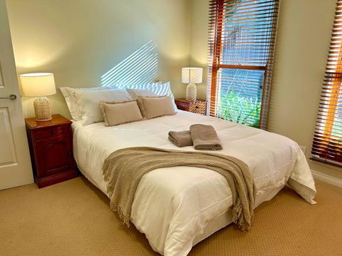 Grand Retreat In Peaceful Street - Accommodation Great Ocean Road 4