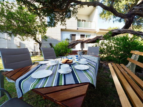 Alice's Palace, 2-minute Walk To Lifeguard Patrolled Surf Beach - Accommodation Great Ocean Road 2