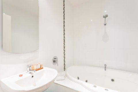 Anglesea River Apartments - Spa Apartment 23 - Accommodation Great Ocean Road 2