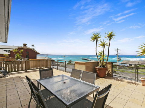 APARTMENT 12 PACIFIC APARTMENTS- Across From The Pier - Accommodation Great Ocean Road 0