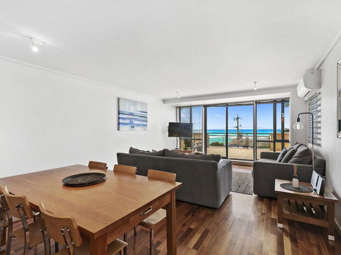APARTMENT 12 PACIFIC APARTMENTS- Across From The Pier - Accommodation Great Ocean Road 1