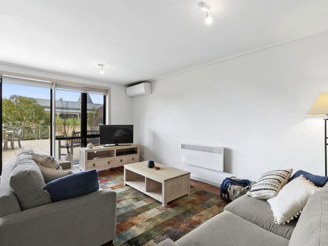APARTMENT 23 PACIFIC APARTMENTS - Sit On The Deck And Soak In The View - Accommodation Great Ocean Road 3
