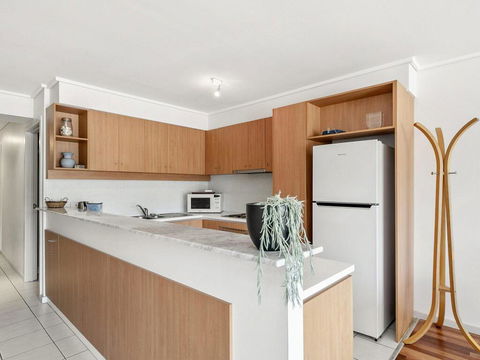 APARTMENT 23 PACIFIC APARTMENTS - Sit On The Deck And Soak In The View - Accommodation Great Ocean Road 2