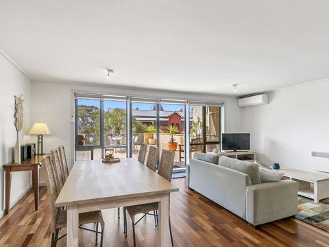 APARTMENT 23 PACIFIC APARTMENTS - Sit On The Deck And Soak In The View - Accommodation Great Ocean Road 1