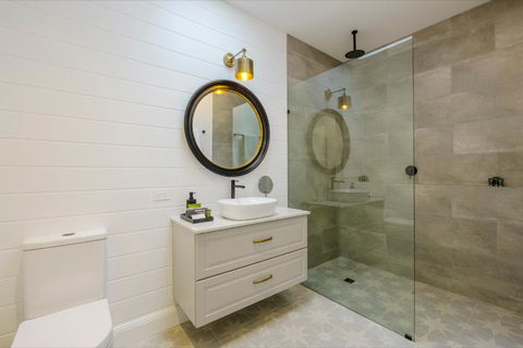 MAIN STREET RETREAT - King BRs, Comp Minibar, Breakfast Prov, Fireplaces - Accommodation Great Ocean Road 2