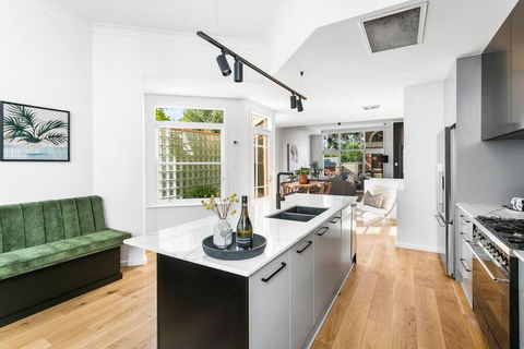 MANHATTAN STYLE 3 STORY LUXURY IN ST PETERS - Accommodation Great Ocean Road 0