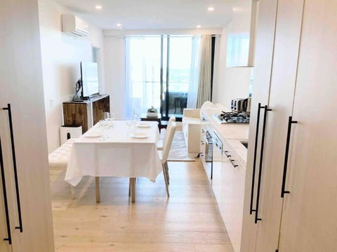 M-city Shopping Center Apartment - Executive Twin King Ensuites - Fully Equipped - Free Parking, Fast Wifi, Smart TV, Netflix, Complementary Drinks & Amenities - Clayton 3168 - Accommodation Great Ocean Road 0