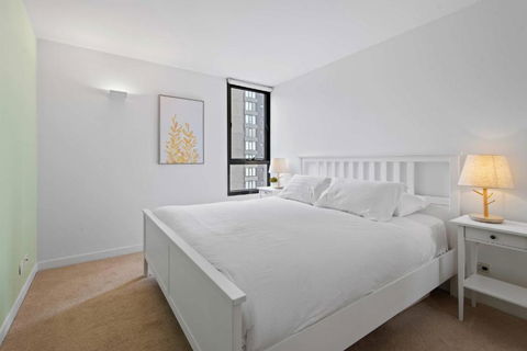 Modern 1-Bed City Apartment With Pool And Gym - Accommodation Great Ocean Road 2