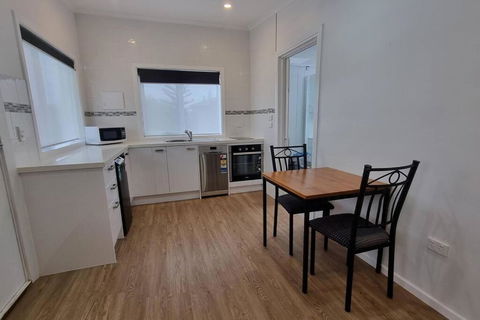 Modern 1 Bedroom Studio Free Parking Close To CBD - Accommodation Great Ocean Road 0