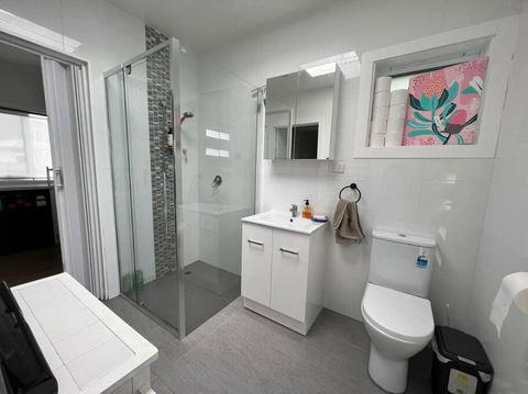 Modern 1 Bedroom Studio Free Parking Close To CBD - Accommodation Great Ocean Road 1