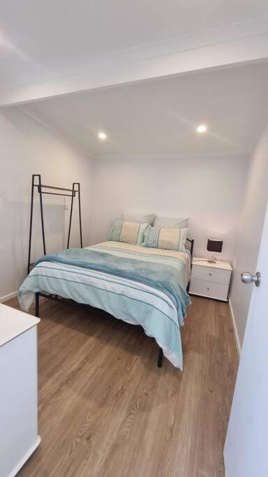 Modern 1 Bedroom Studio Free Parking Close To CBD - Accommodation Great Ocean Road 2
