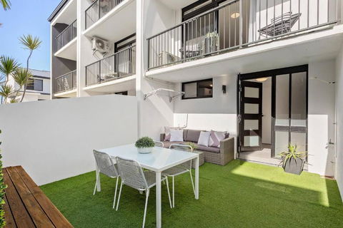 Modern Courtyard Oasis For Easy Beachside Living - Accommodation Great Ocean Road 0