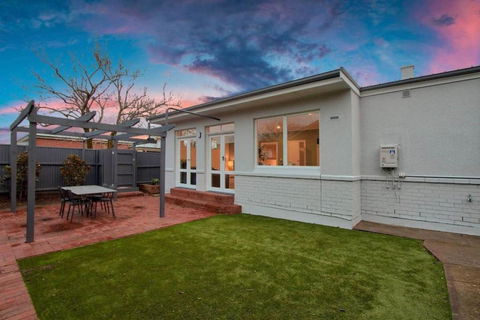Morris And Eaton Cottages - 3BR WiFi Parking - Accommodation Great Ocean Road 0
