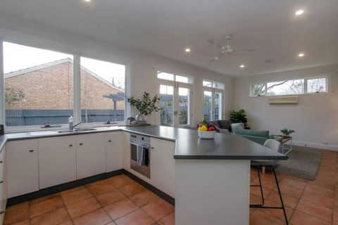 Morris And Eaton Cottages - 3BR WiFi Parking - Accommodation Great Ocean Road 2