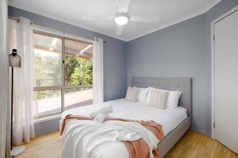 NEW 3BR Serene Creekside Retreat In Helensvale - Accommodation Great Ocean Road 2