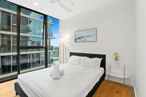 NEW Centrally Located High Level Studio Apartment - Accommodation Great Ocean Road 3