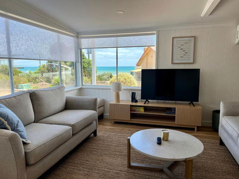 NEW Magpie Sands - 3 Bedroom Home - Downstairs Only, 1 Min Walk To Aldinga Beach - Accommodation Great Ocean Road 2