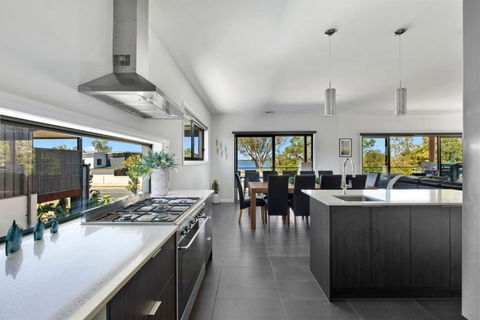 NEW - Sunrise Waters Holiday House - Accommodation Great Ocean Road 1