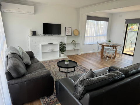 Nth Central 4BR Reno W WiFi - Accommodation Great Ocean Road 0