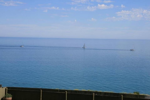 Ocean Blue KI. Absolute Ocean Front, Free WiFi - Accommodation Great Ocean Road 3