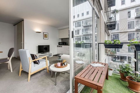Parade Place - A Central Balcony Stay - Accommodation Great Ocean Road 0