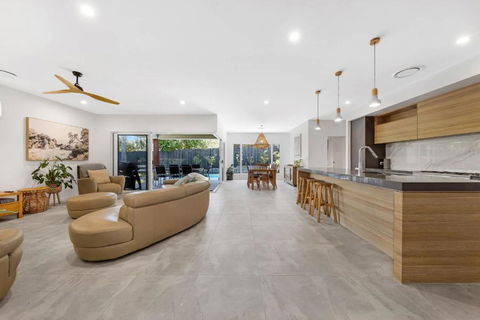 Pet Friendly Holiday Home With Pool On Alex - Accommodation Great Ocean Road 0