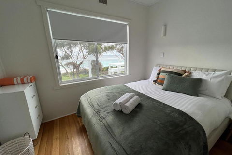 PIPI SHACK - Iconic Waterfront Shack Binalong Bay - Accommodation Great Ocean Road 3