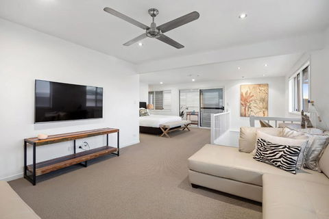 Pool Side Luxury Pet Friendly - Walk To The Beach - Accommodation Great Ocean Road 3