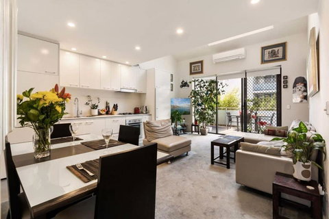 Poolside Apartment Opposite Redfern Park - Accommodation Great Ocean Road 0