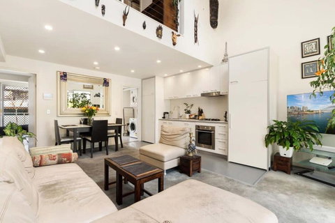 Poolside Apartment Opposite Redfern Park - Accommodation Great Ocean Road 1