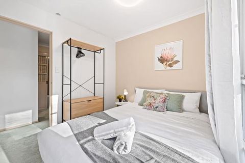 Quaint Queen Room In Pymble - Private Spot - Shared Bathroom - Accommodation Great Ocean Road 0