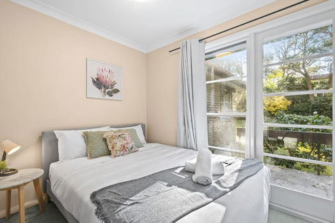 Quaint Queen Room In Pymble - Private Spot - Shared Bathroom - Accommodation Great Ocean Road 1