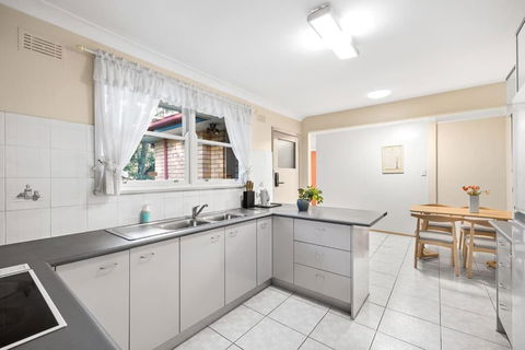Quaint Queen Room In Pymble - Private Spot - Shared Bathroom - Accommodation Great Ocean Road 2