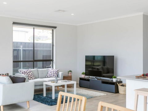 Putters Paradise 25-30 Troon Drive - Accommodation Great Ocean Road 1