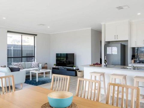 Putters Paradise 25-30 Troon Drive - Accommodation Great Ocean Road 2
