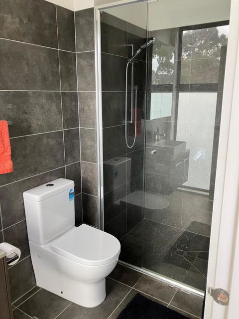 Private Room & Ensuite, In Shared Modern 2 Level Apartment - Full Use Of All Facilities - Accommodation Great Ocean Road 3