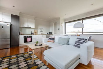 Primrose - Chic Mid-Century Style In Brunswick with Accommodation Great Ocean Road