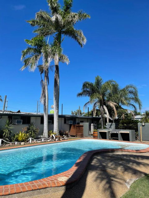 Queens Beach Hotel - Accommodation Great Ocean Road 2